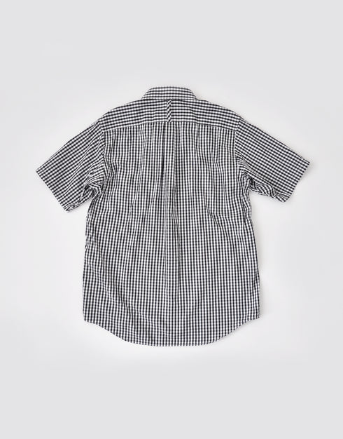 くるみボタンの半袖シャツ